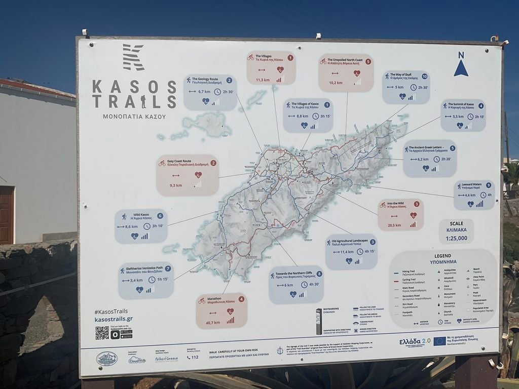 Πληροφοριακή πινακίδα με χάρτη της Κάσου και των πεζοπορικών διαδρομών.