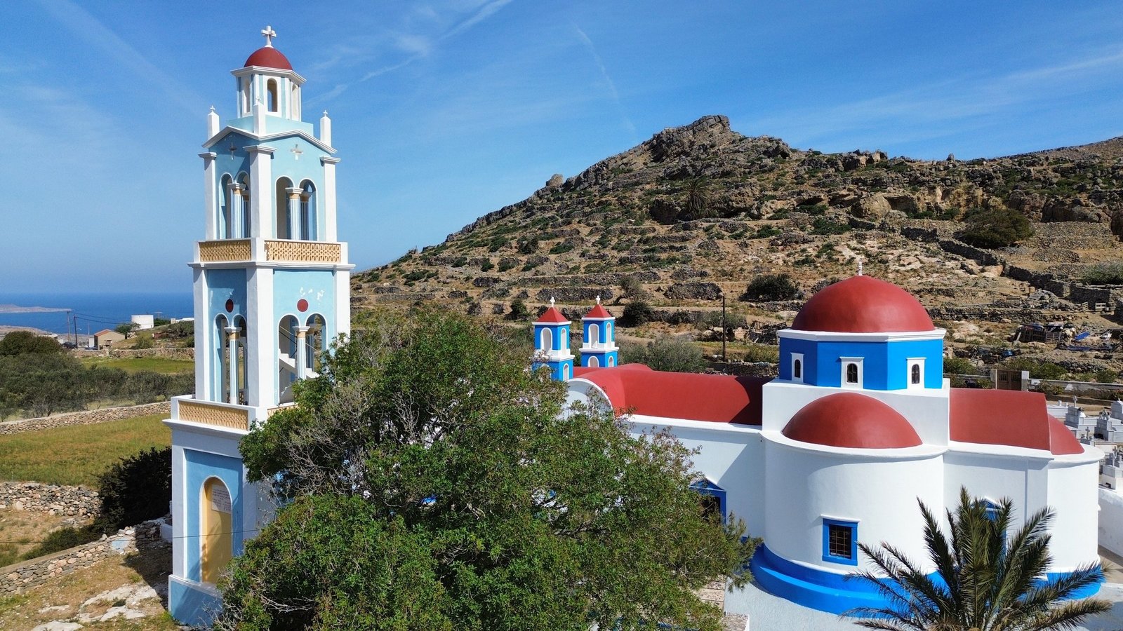 Εκκλησία με γαλάζιους τρούλους και ψηλό καμπαναριό, Κάσος