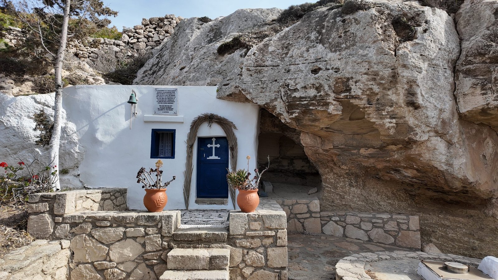 Σπηλαιώδες εκκλησάκι χτισμένο μέσα στον βράχο, περιοχή Αγίας Μαρίνας, Κάσος