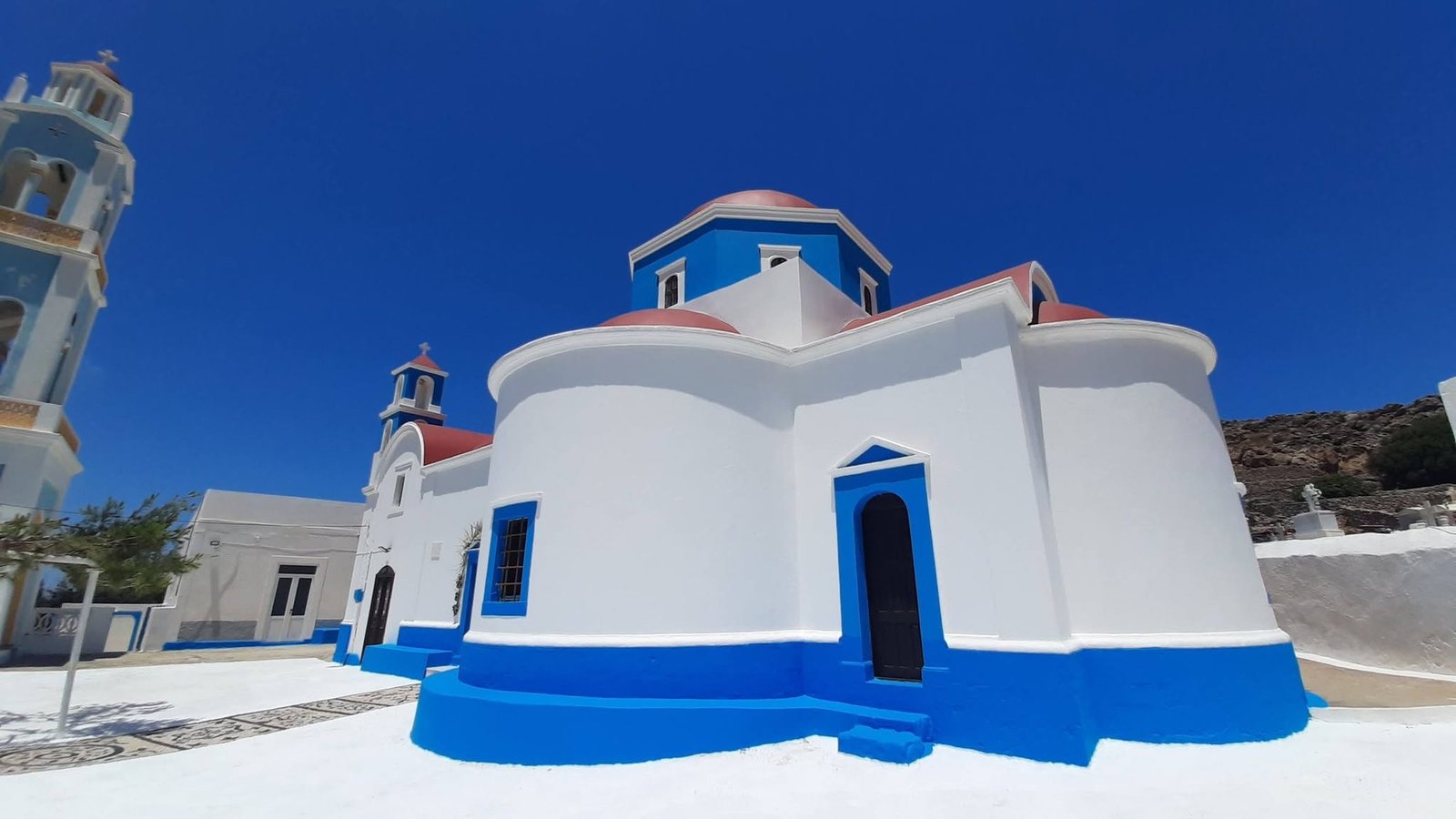 Ασβεστωμένη εκκλησία με γαλάζια βάση και κεραμιδένιους τρούλους, Κάσος