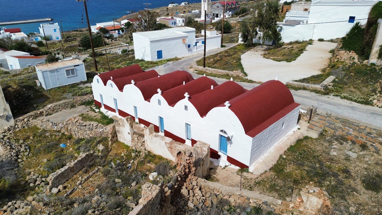 Τα Έξι Εκκλησάκια της Παναγιάς, έξι συνεχόμενα παρεκκλήσια με κεραμιδένιες στέγες