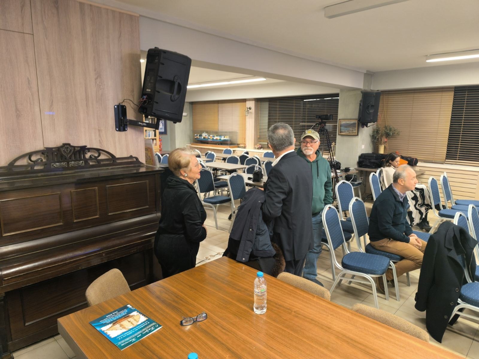 Παρευρισκόμενοι συζητούν πριν από την έναρξη της συνάντησης
