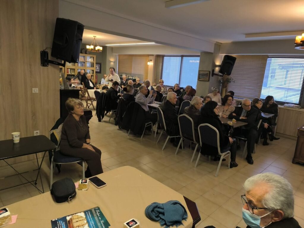 Μέλη και φίλοι του Συλλόγου προσέρχονται στην αίθουσα
