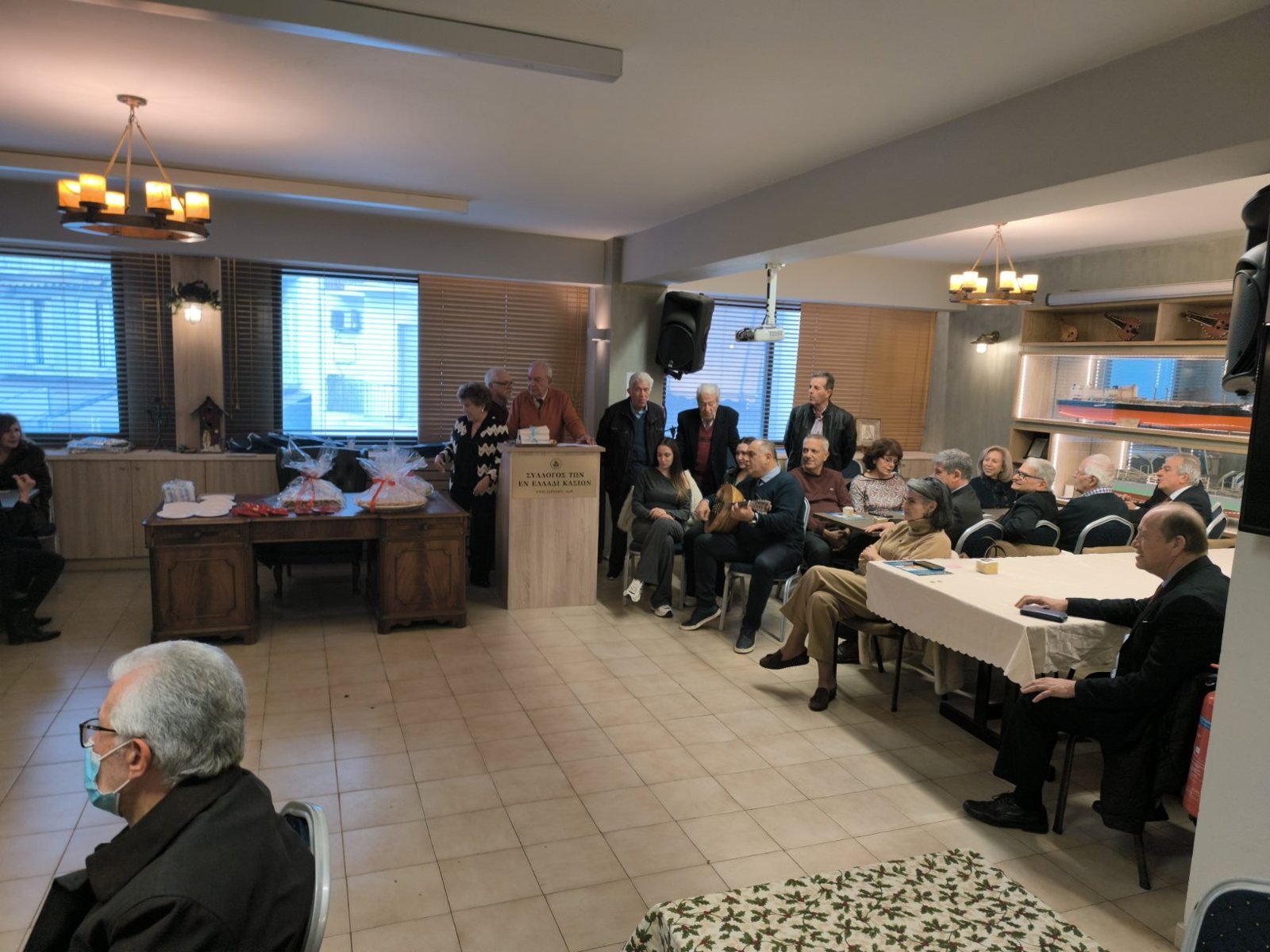 Μέλη και φίλοι του Συλλόγου καθισμένοι στα τραπέζια της αίθουσας