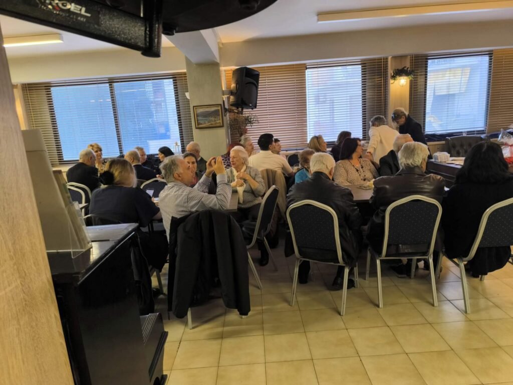 Παρευρισκόμενοι στα τραπέζια, στην κοπή της βασιλόπιτας