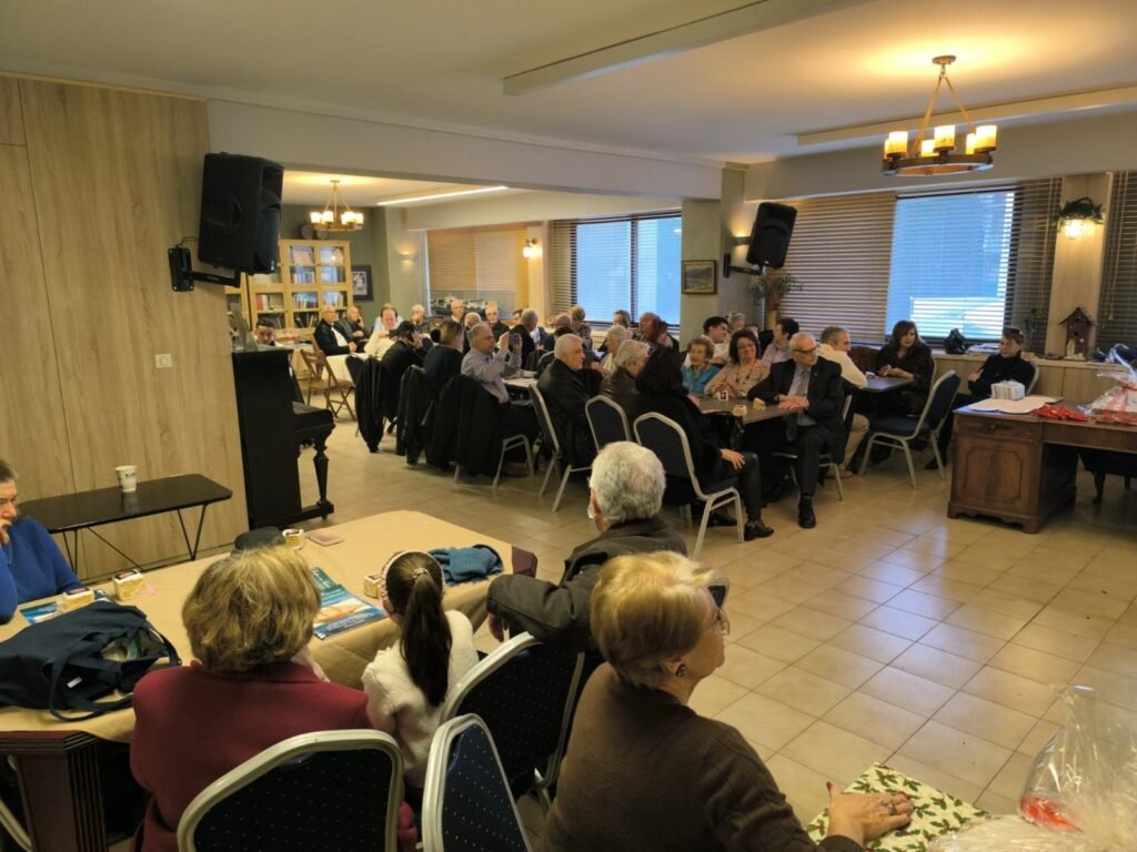 Μέλη του Συλλόγου καθισμένα στα τραπέζια της εκδήλωσης