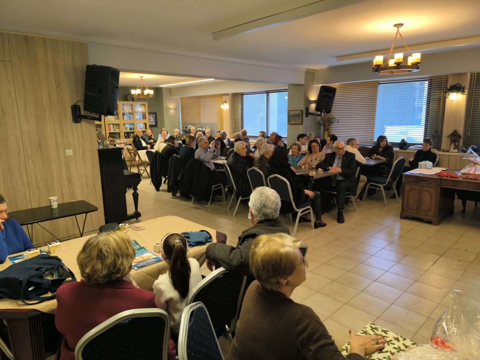 Μέλη του Συλλόγου καθισμένα στα τραπέζια της εκδήλωσης