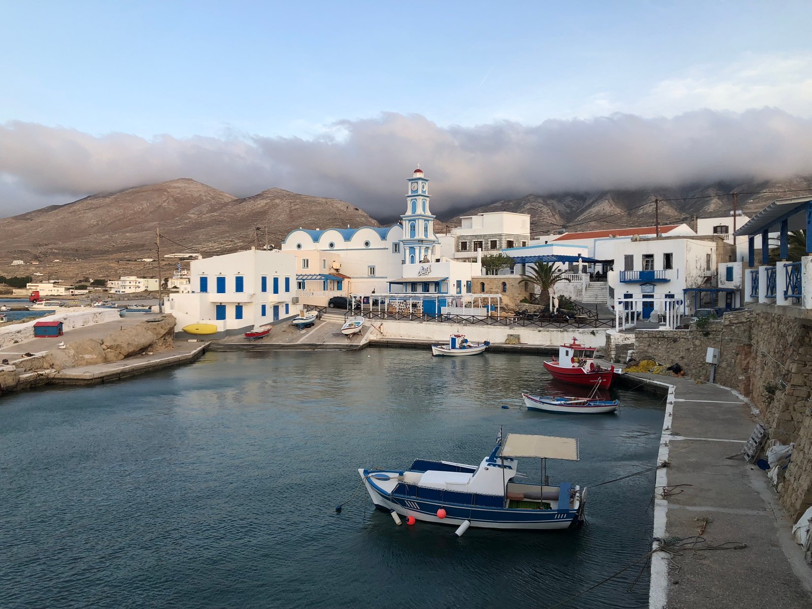 Το λιμανάκι της Μπούκας με τον Άγιο Σπυρίδωνα