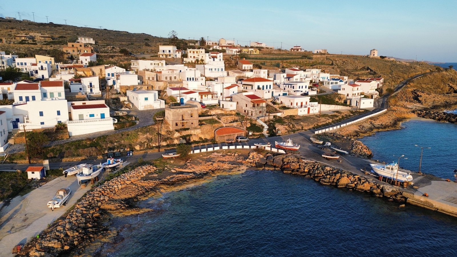Πανοραμική άποψη του οικισμού και του λιμανιού του Φρυ στην Κάσο