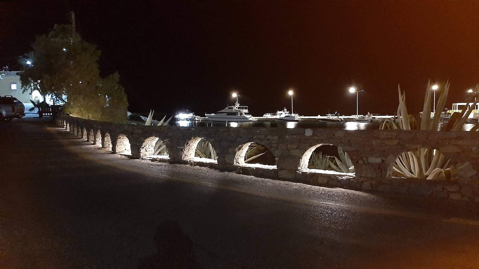 Ο λιμενοβραχίονας με τα φωτισμένα τόξα τη νύχτα, Κάσος