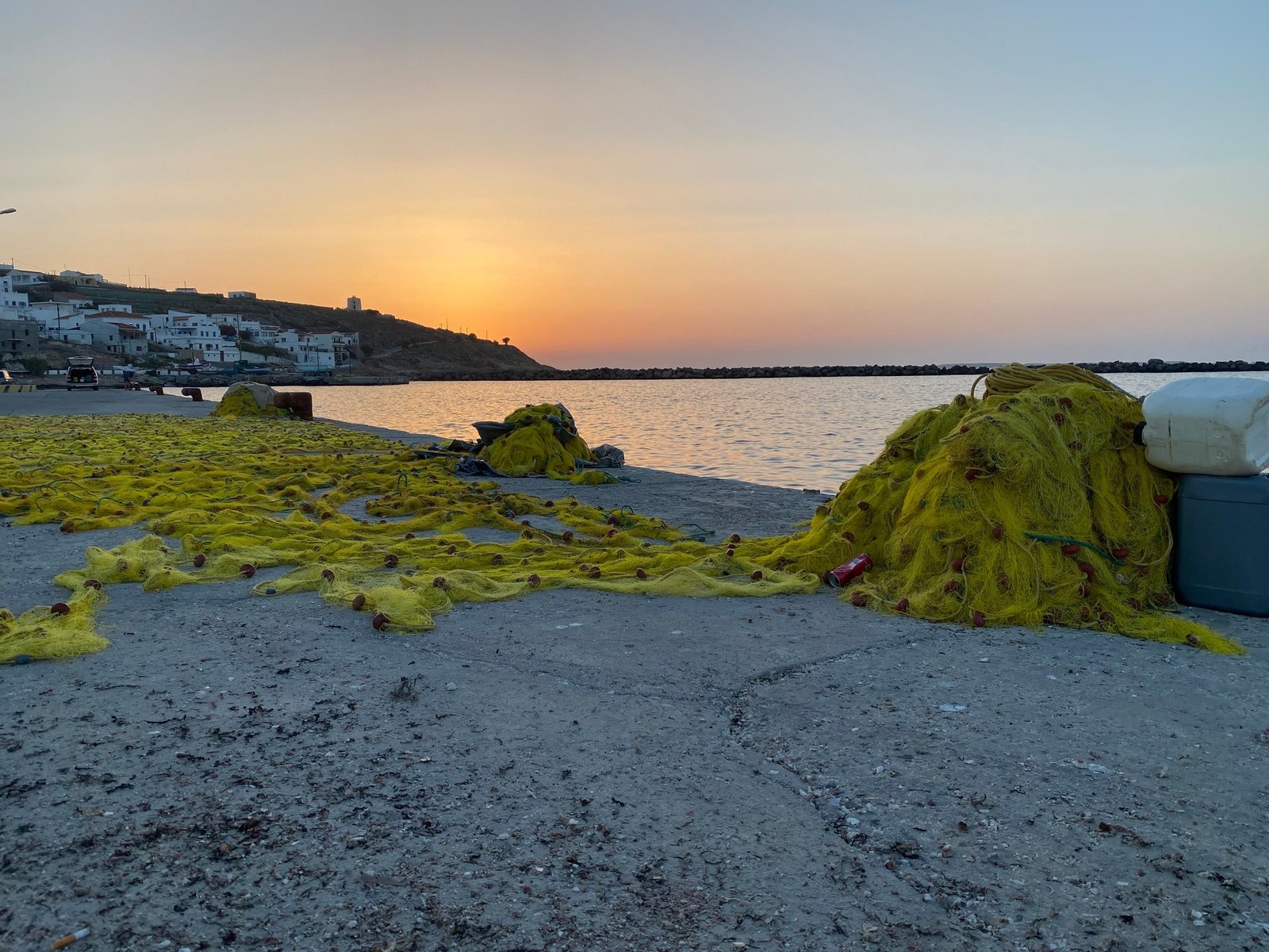 Παραγάδια και δίχτυα στην ακτή στο ηλιοβασίλεμα, Κάσος