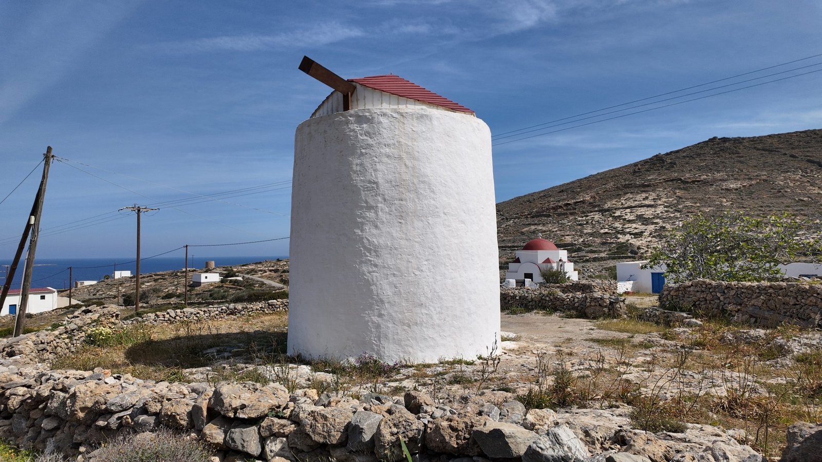 Ανεμόμυλος και το εκκλησάκι του Αγίου Παντελεήμονα, Κάσος