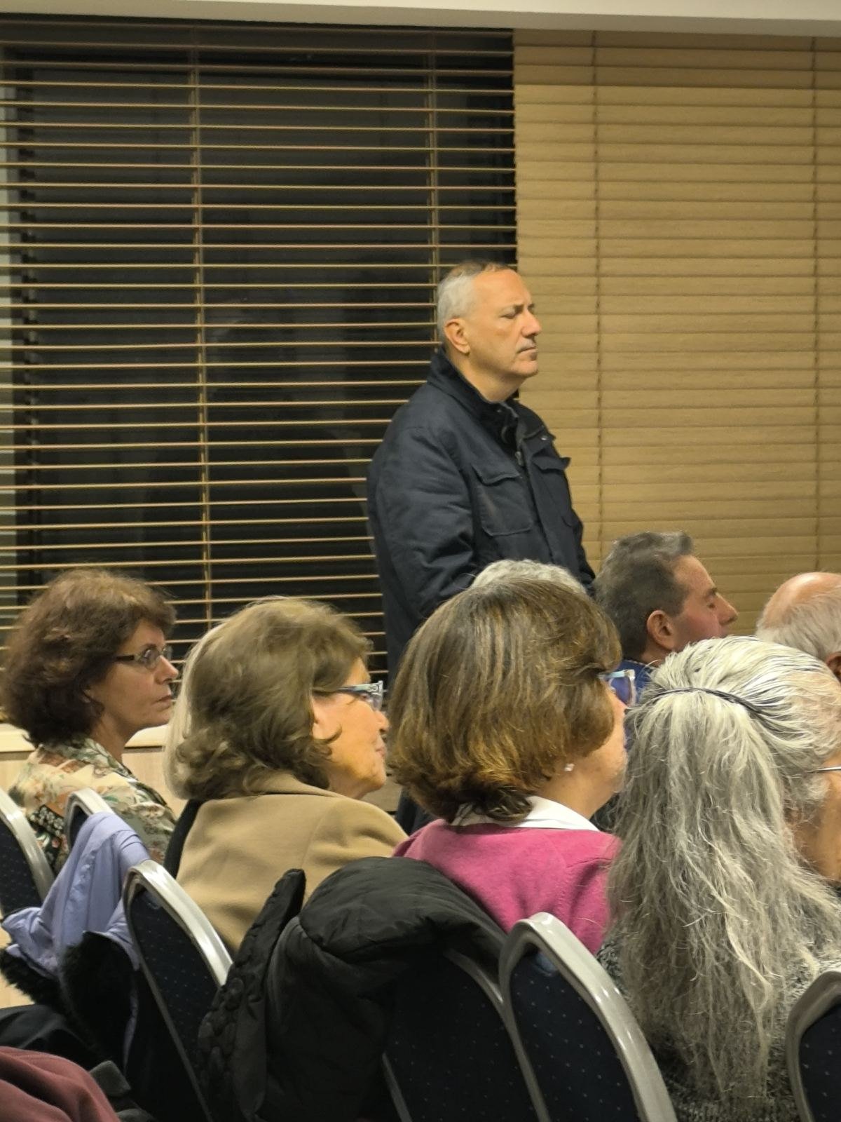 Παρευρισκόμενος απευθύνει ερώτηση κατά τη διάρκεια της ομιλίας