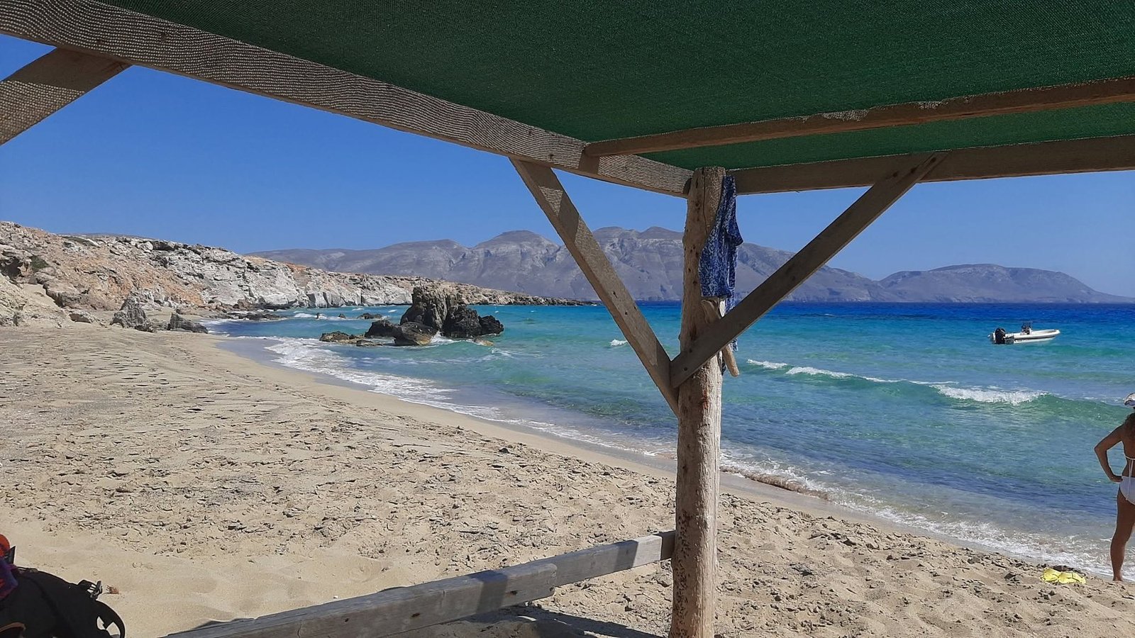 Παραλία με ξύλινες τέντες και βραχάκια μέσα στο νερό, Κάσος
