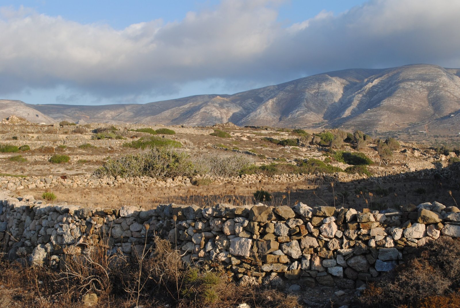 Πέτρινοι τοίχοι και λιβάδια πάνω από το λιμάνι του Φρυ