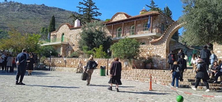 Ο Ιερός Ναός του Αγίου Εφραίμ στη Νέα Μάκρη· προσκυνητές στο πλακόστρωτο μπροστά από το κτίριο, Νοέμβριος 2025.