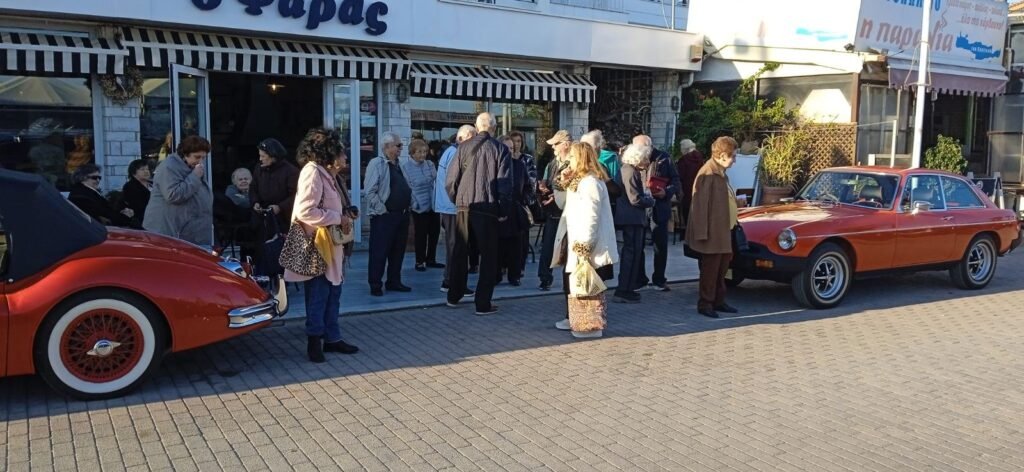 Μέλη και φίλοι του Συλλόγου έξω από ταβέρνα στον Μαραθώνα, μετά το προσκύνημα στον Άγιο Εφραίμ.