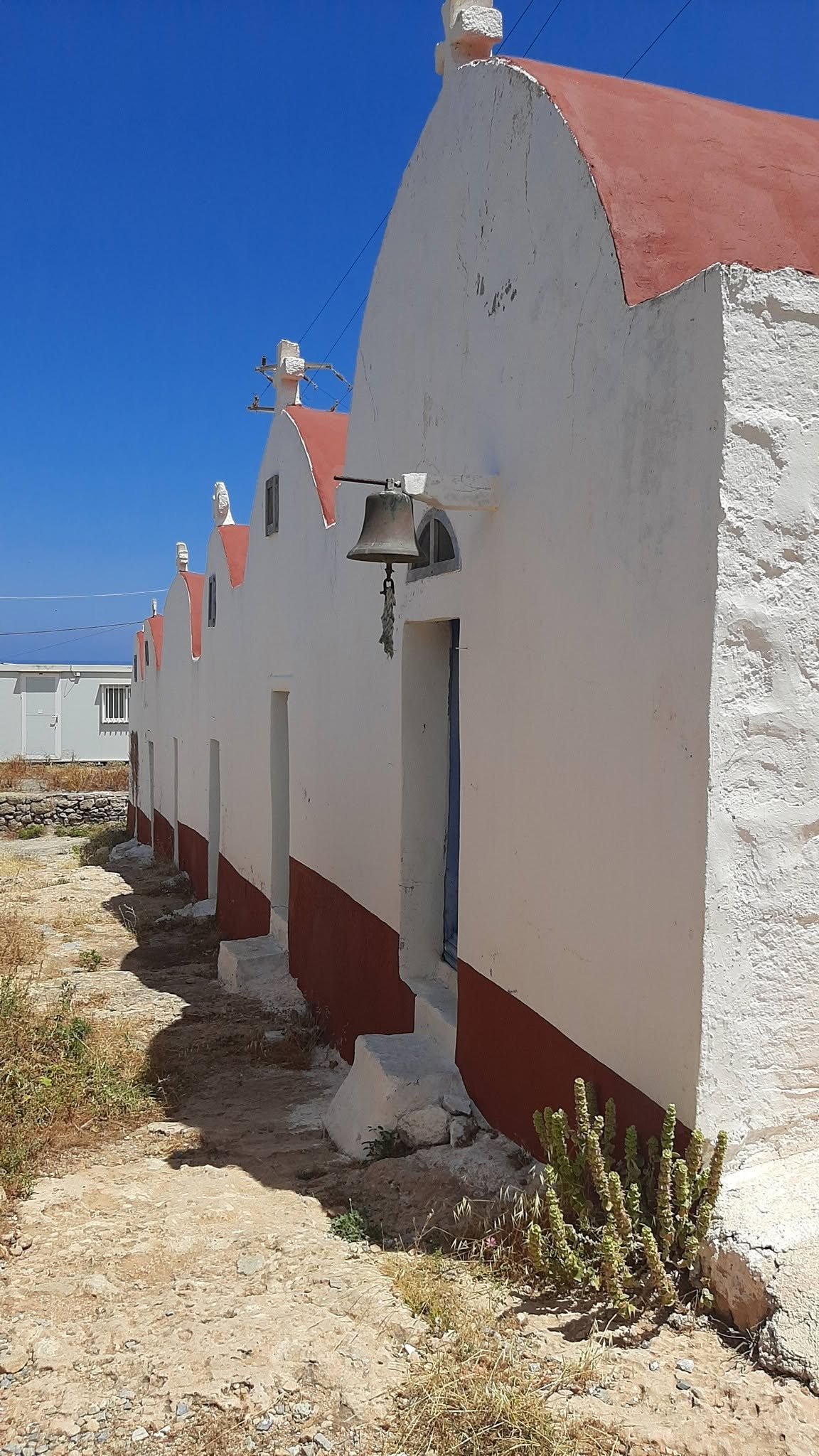 Σειρά από μικρά εκκλησάκια με κεραμιδένιες στέγες, Κάσος
