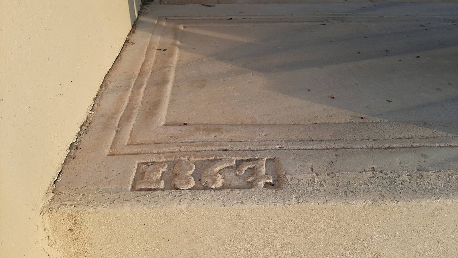 Σκαλιστή πλάκα με τη χρονολογία 1967 σε κασιώτικο σπίτι