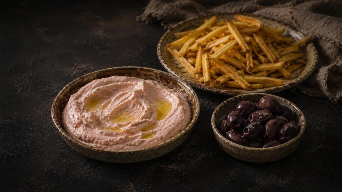 Ταραμοσαλάτα, ελιές και τηγανητές πατάτες